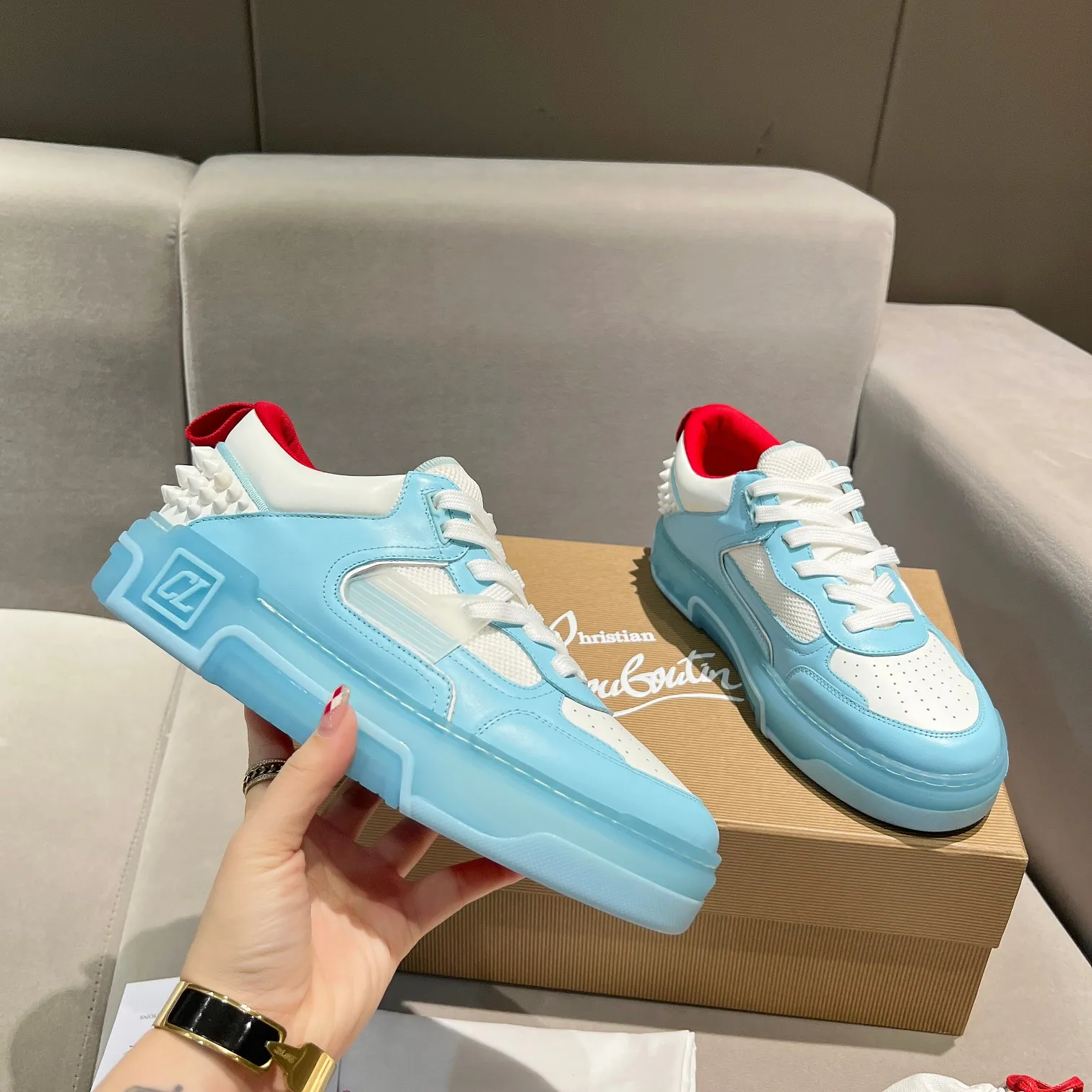 Men's shoes 💰700 🌹🌹🌹̋ Wang Junkai Yang Mi Xu Kai Zhang Jingyi Ding Chengxin Chen Muchi Wang Ziyi Same style Christian Louboutin 2024 [New product] ASTROLOUBI unisex thick-soled sports shoes red-soled shoes perfectly integrate fashion and sports, The fabrics are made of luxurious calfskin, soft suede, smooth satin and laminated leather, and the back is decorated with classic rivets. The interior is blended with a knitted tongue for added durability, breathability and quick-drying comfort. The outsole is made of a combination of EVA foam and imported rubber, and the colorful CL iconic letters on the side of the outsole show the brand's unique style. It is a ceiling-level comfortable skate shoe! ! ! Multiple colors available, currently men’s sizes 39--45 (women’s sizes 35--40, currently being updated)